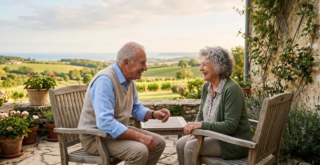 Deux seniors français profitant d'un moment convivial lors d'un séjour de vacances adapté en extérieur
